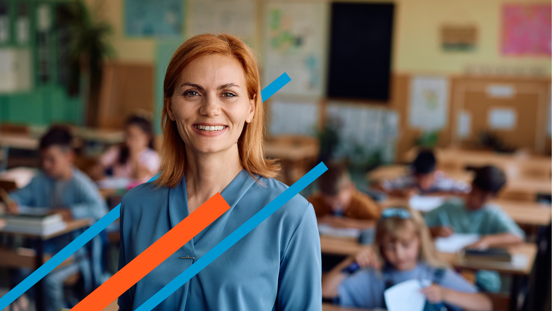Un insegnante ascolta una studentessa durante una discussione in classe