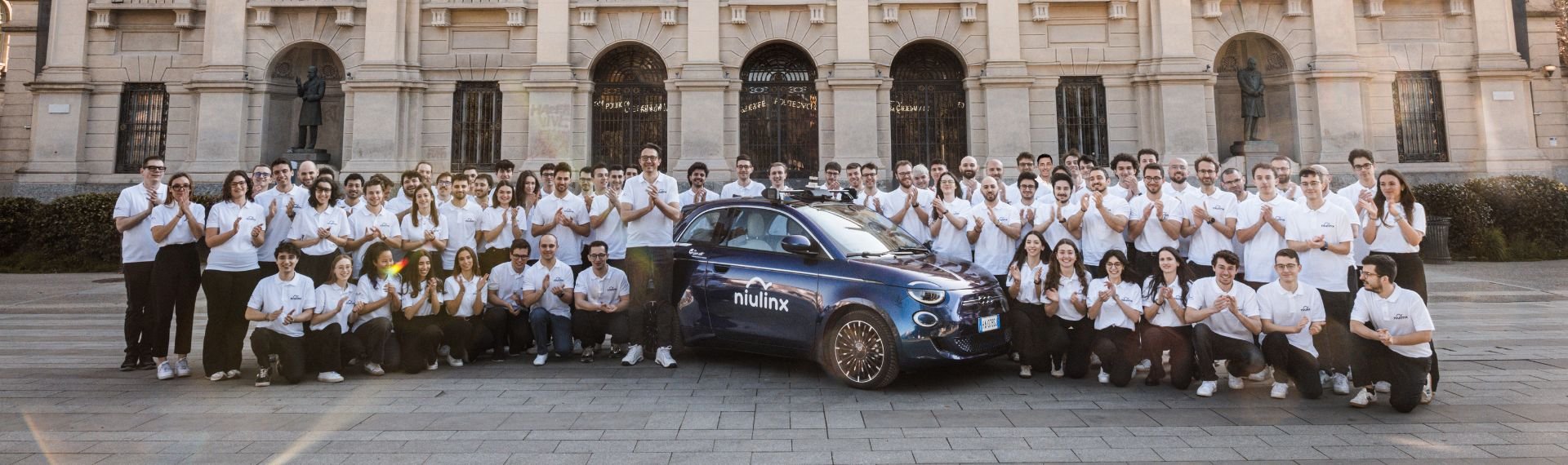 Il team di Niulinx davanti al Politecnico di Milano con il veicolo sperimentale